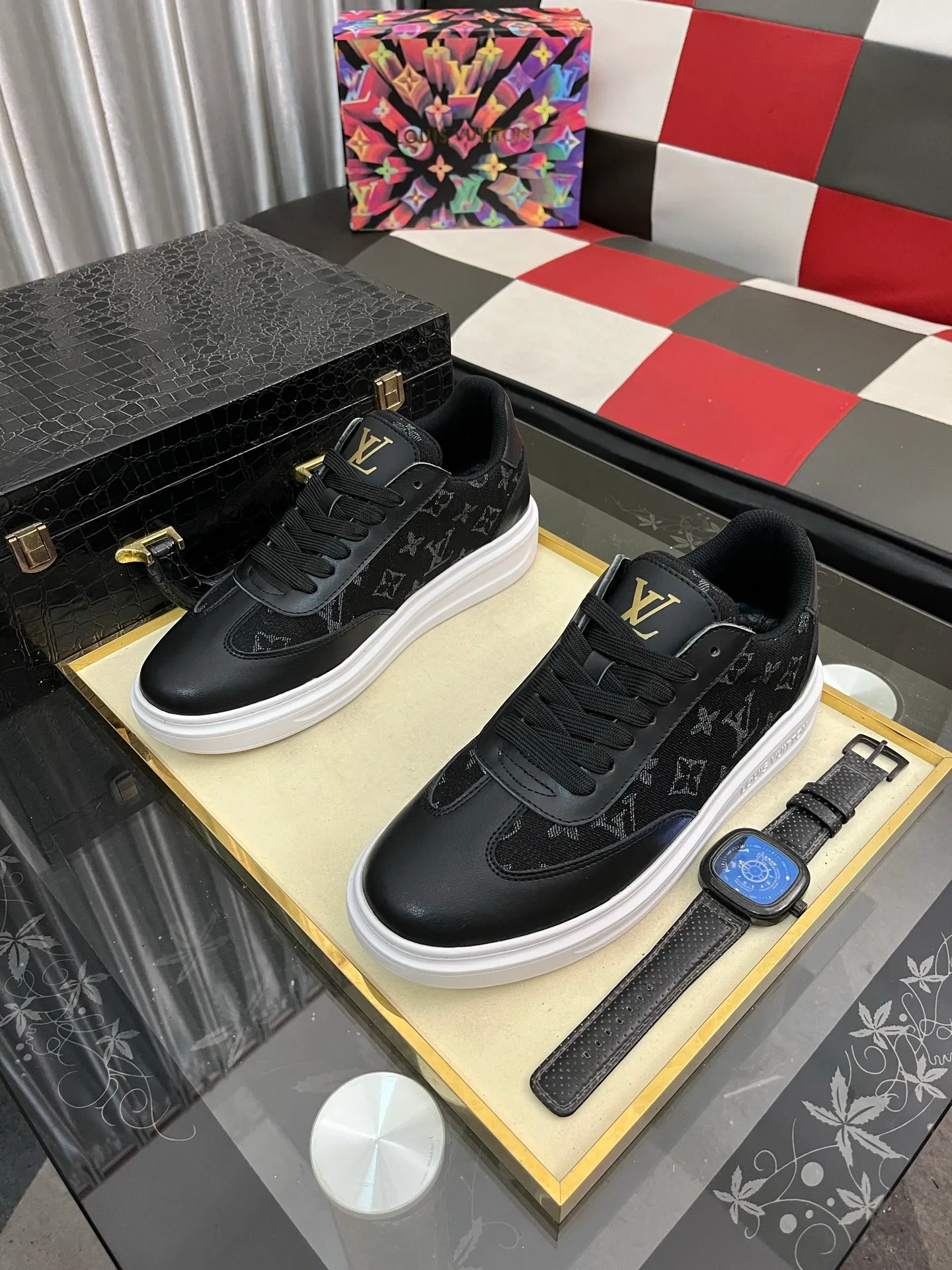 Men's shoes 💰540⌚️⌚️ Louis vuitton/LV Louis Vuitton 》Original quality.~ Unique modern style sneakers. 🏃A must-have casual shoe for trendy men😍😍 Original brand imported from Italy, imported original leather, sheep lining (refuses to discolor and grind feet) Sole: Original sole provided by the original factory, French lazy style design ⚠️Fit to the feet, original quality, super comfortable original sole. Code number: 38-445️⃣Colors available